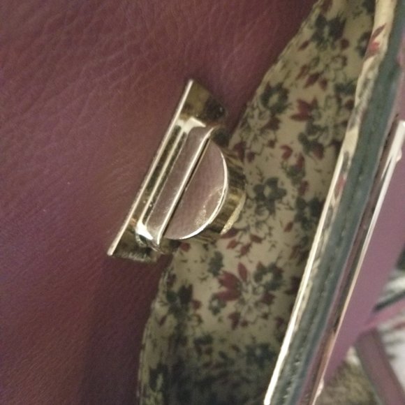 Medium maroon ladie's shoulder strap faux leather purse - Picture 7 of 8